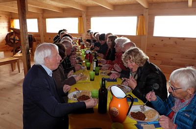 repas groupe CE à la ferme hautes-alpes 05